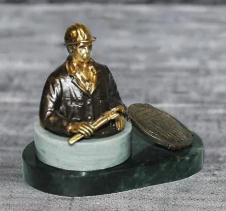 Бронзовый сувенир «Сантехник» в подарок