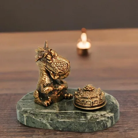 Бронзовая статуэтка «Праздничный» — дракон у торта — оригинальный подарок