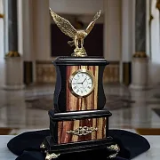 На память: Настольные часы «Орел» на долерите с яшмой — фотография 1