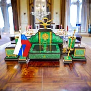 На память: Письменный набор из малахита "Орел". Златоуст — фотография 1