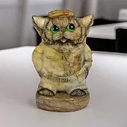 Каменная фигурка «Кот в кепке» с кальцитом в подарок — фотография 1