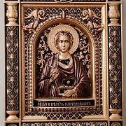 Подарочная резная Икона из дерева Святой Пантелеймон Целитель — фотография 1