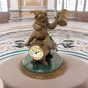 Настольные часы с гномом на пивной бочке — оригинальный подарок — фотография 1