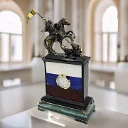Настольные часы «Георгий Победоносец» с российским флагом — необычный подарок — фотография 1